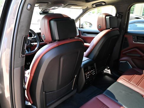 Used 2025 Porsche Cayenne Turbo AWD/4WD image 37