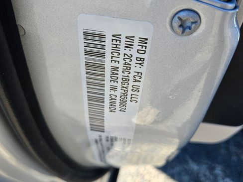 Used 2023 Chrysler Pacifica Touring-L image 20