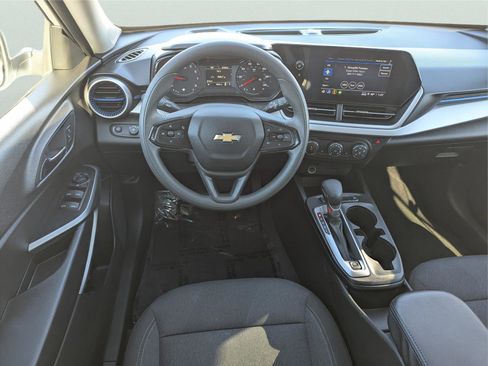 Used 2025 Chevrolet Trax LS w/ LS Convenience Package image 17