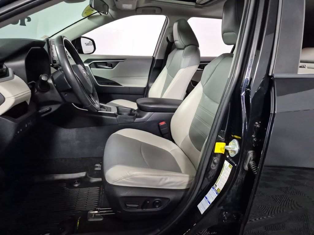 Used 2019 Toyota RAV4 XLE Premium w/ Cold Weather Package AWD/4WD image 9
