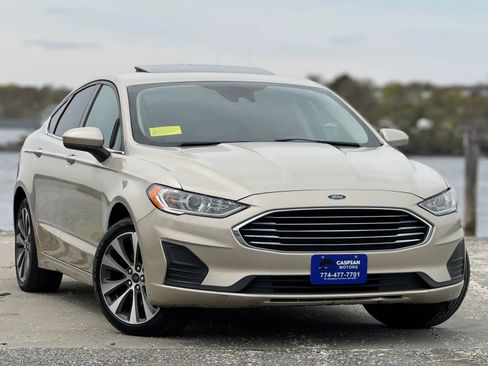 Used 2019 Ford Fusion SE AWD/4WD image 2