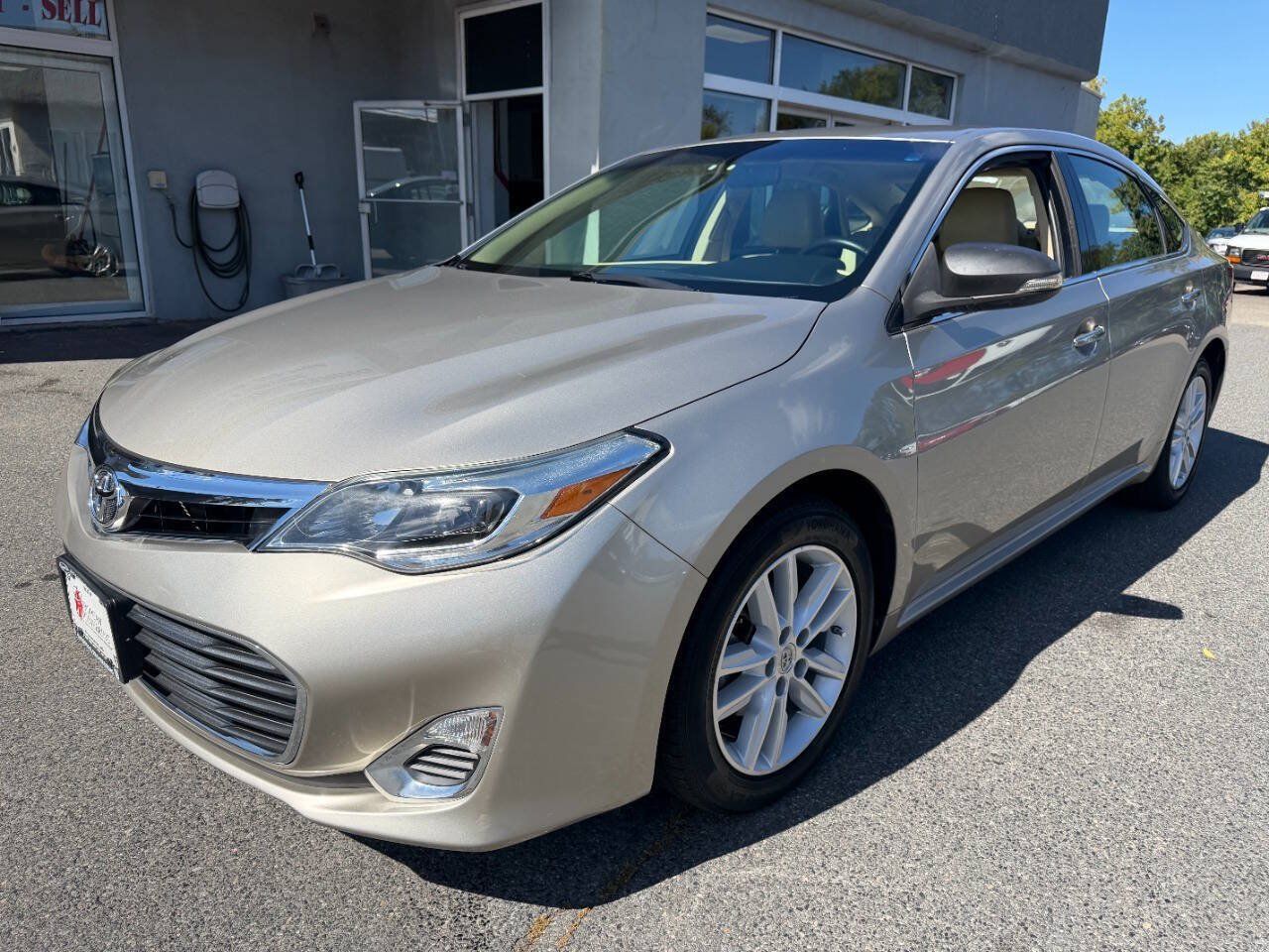 Used 2014 Toyota Avalon XLE FWD image 3