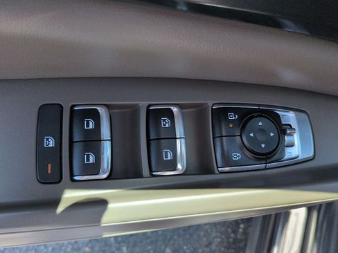 Used 2025 Kia Carnival FWD image 13