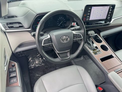 Used 2023 Toyota Sienna XLE image 22