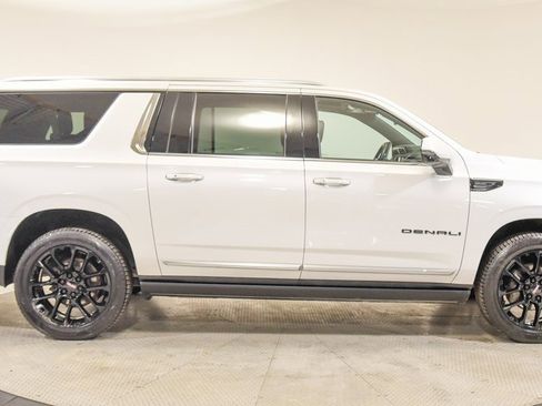 Used 2023 GMC Yukon XL Denali image 12