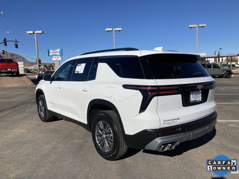 Used 2025 Chevrolet Traverse LT image 9
