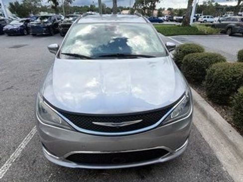 Used 2020 Chrysler Pacifica Touring-L w/ Advanced Safetytec Group FWD image 6