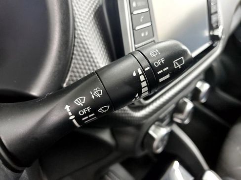 Used 2018 Nissan Kicks S image 28