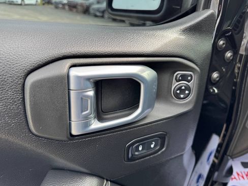 Used 2021 Jeep Wrangler Unlimited Sahara AWD/4WD image 13