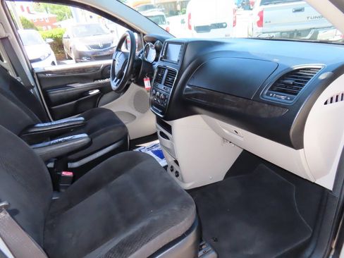 Used 2019 Dodge Grand Caravan SE FWD image 18