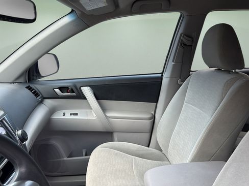 Used 2013 Toyota Highlander Plus AWD/4WD image 12