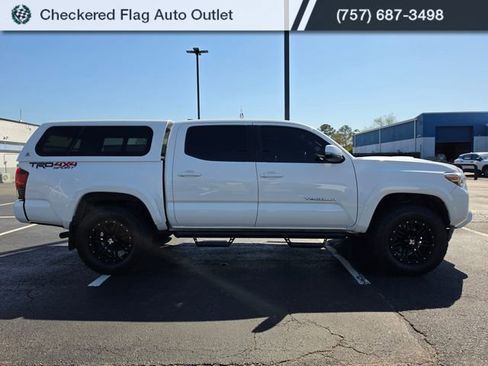 Used 2018 Toyota Tacoma TRD Sport image 9