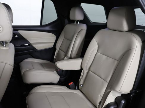 Used 2023 Chevrolet Traverse LT w/ Rear Camera Mirror Package image 34