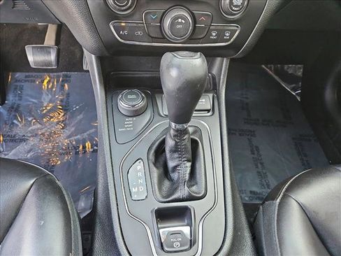 Used 2019 Jeep Cherokee Latitude Plus w/ Cold Weather Group image 17