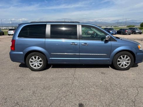 Used 2011 Chrysler Town & Country Touring-L w/ Entertainment Group #2 FWD image 4