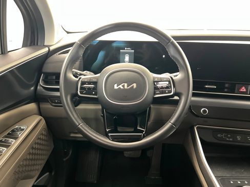 Used 2025 Kia Carnival LXS FWD image 13