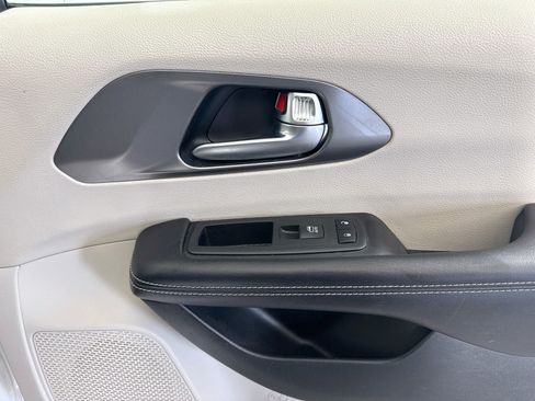 Used 2022 Chrysler Pacifica Touring-L FWD image 31