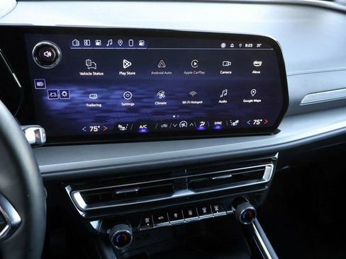 Used 2025 Chevrolet Traverse LT image 32