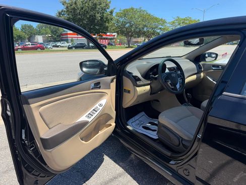 Used 2013 Hyundai Accent GLS w/ Premium Pkg FWD image 10