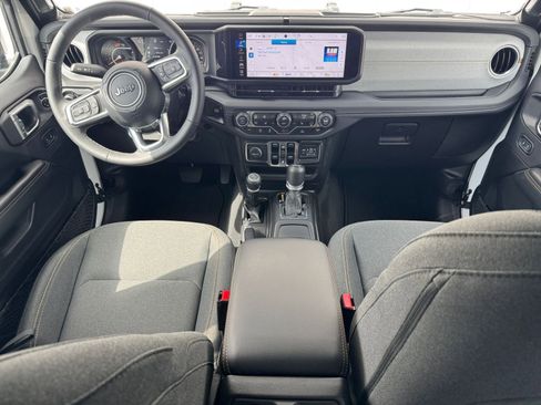 Used 2025 Jeep Wrangler Sahara image 40