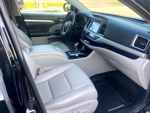 Used 2018 Toyota Highlander XLE w/ Protection Package #3 AWD/4WD image 9