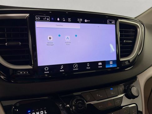 Used 2023 Chrysler Pacifica Touring-L FWD image 19