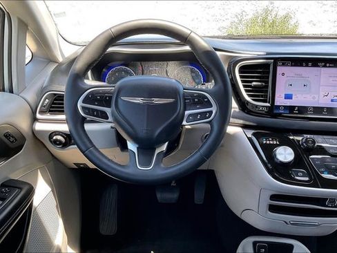 Used 2023 Chrysler Pacifica Touring-L FWD image 4