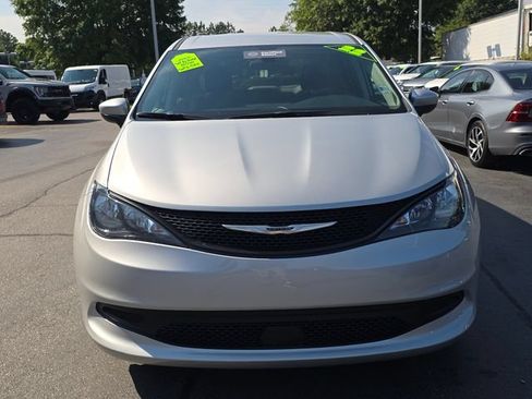 Used 2022 Chrysler Voyager LX FWD image 8