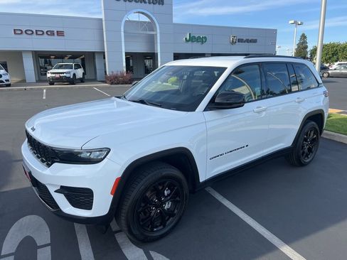 Used 2024 Jeep Grand Cherokee Altitude RWD image 6