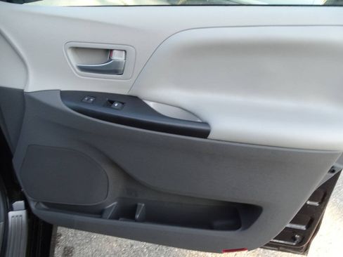 Used 2018 Toyota Sienna LE AWD image 39