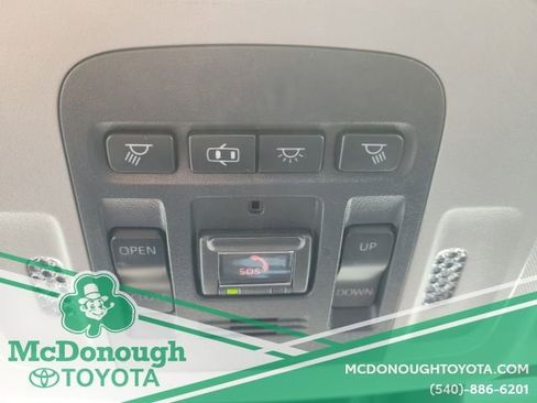 Used 2020 Toyota Camry SE w/ Sunroof Package image 20