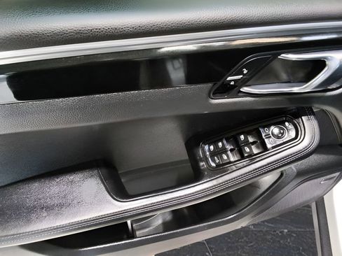 Used 2018 Porsche Macan w/ Premium Package image 11