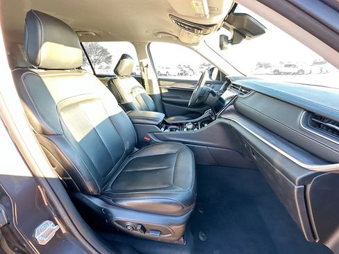 Used 2023 Jeep Grand Cherokee L Limited w/ Black Appearance Package image 33