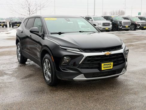 Used 2025 Chevrolet Blazer LT image 3