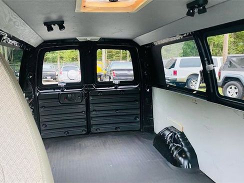 Used 2010 Chevrolet Express 1500 image 21