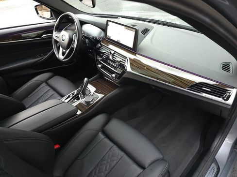 Used 2023 BMW 530e xDrive w/ Premium Package image 22