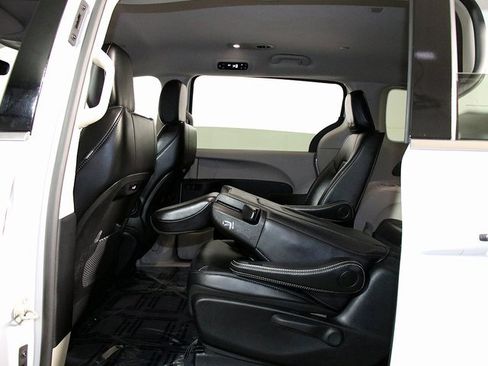 Used 2024 Chrysler Pacifica Select image 16