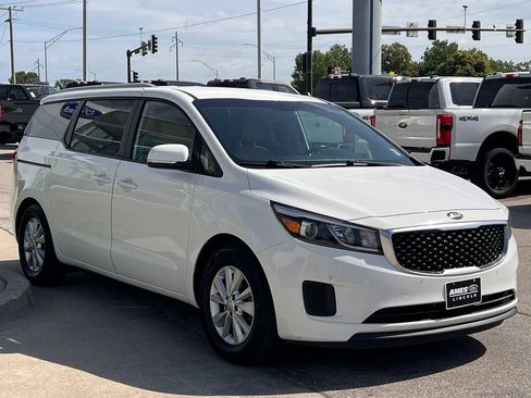 Used 2017 Kia Sedona LX w/ LX Essentials Premium Package FWD image 7