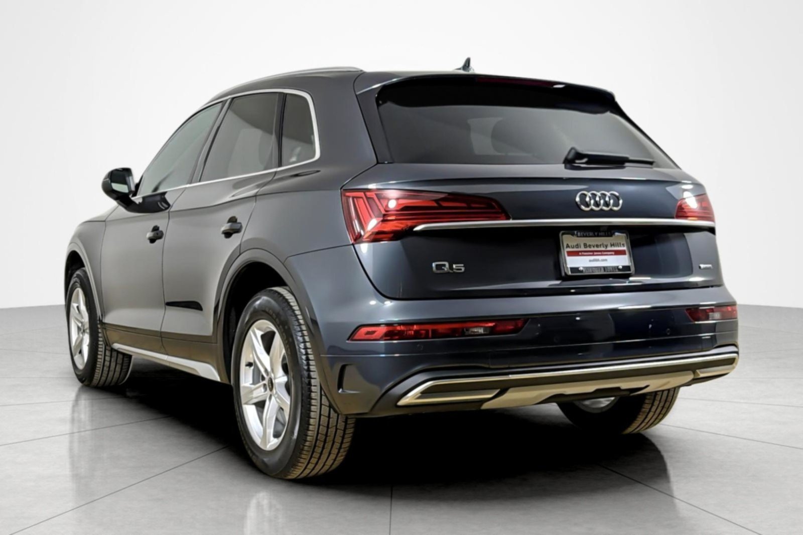 Used 2023 Audi Q5 2.0T Premium w/ Convenience Package AWD/4WD image 3