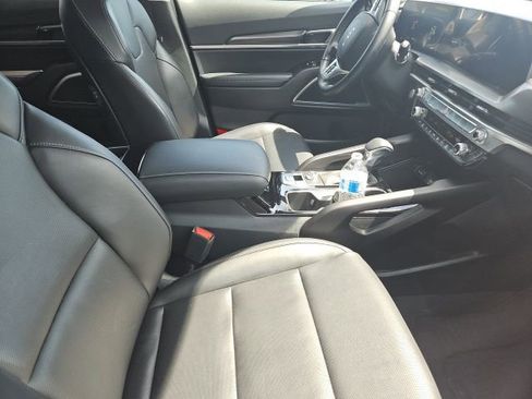 Used 2025 Kia Telluride LX image 5