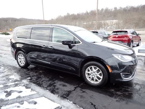 Used 2020 Chrysler Pacifica Touring image 7