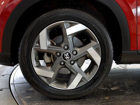 Used 2023 Hyundai Venue Limited image 10