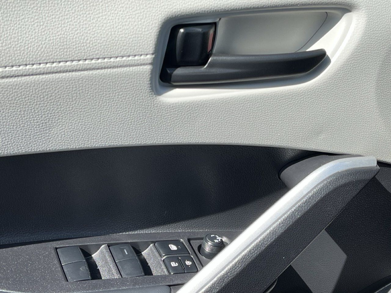 Used 2025 Toyota Corolla Cross L FWD image 21