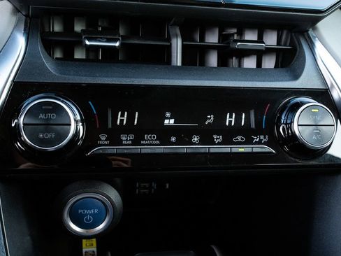 Used 2022 Toyota Venza LE image 28