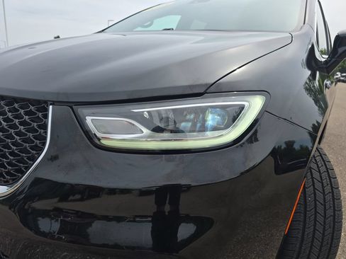 Used 2025 Chrysler Pacifica Select FWD image 35