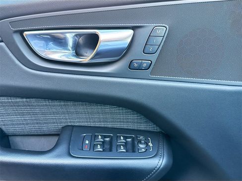 Used 2023 Volvo XC60 B5 Core image 19