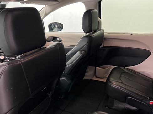 Used 2024 Chrysler Pacifica Touring-L FWD image 18