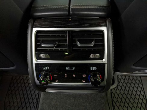 Used 2022 BMW 750i xDrive w/ Executive Package image 24