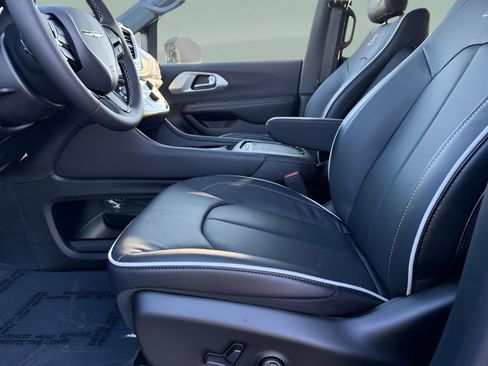 New 2026 Chrysler Pacifica Limited w/ S Appearance Package image 20