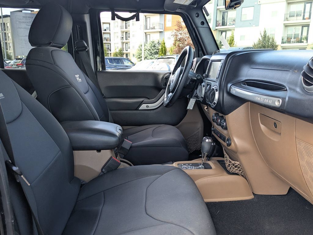 Used 2013 Jeep Wrangler Unlimited Sahara w/ Max Tow Pkg AWD/4WD image 31